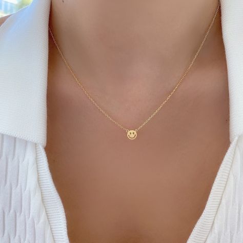 Smiley Face Necklace 18K Gold Dipped Silver Rose Gold Smile - Etsy Smiley Face Necklace, Face Necklace, Hey Gorgeous, Tiny Charm, Charm Pendant Necklace, Gold Dipped, Stunning Necklace, Happy Face, Jewelry Inspo