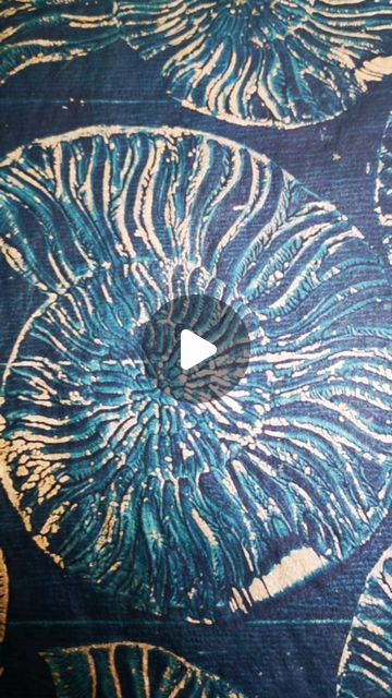 Naomi Southon - jewellery artist and seller of teabag paper on Instagram: "Using lino blocks on the gel plate to create pattern.  #ammonite #gelliplate #gelliplateprinting #pattern #ilovemyjob #printmaking #printtechniques #printexploration #developingideas #monotype #monoprinting #collagepapers #collagefodder #teabagpaper #teabagprinting #teabagpaperproject #teabagpaperart #largeteabagpaper #markmaking #doitfortheprocess #artpractice #workingartist #onmydesktoday #creatingpattern #creatingtexture #texture #creatingtexture #gelpate #gelprinting" Monotype Printmaking Ideas, Monoprint Ideas, Monoprint Artists, Geli Print, Monotype Prints, Gel Prints, Gelli Plate Techniques, Collagraph Printmaking, Gelli Printing Art