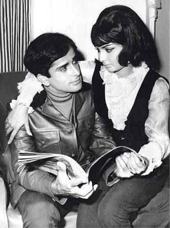 Shashi Kapoor with Rakhee Gulzar Vintage Asian Fashion, Shashi Kapoor, Bollywood Retro, Bollywood Pictures, Retro Bollywood, National Film Awards, Vintage India, Vintage Bollywood, Indian Movies