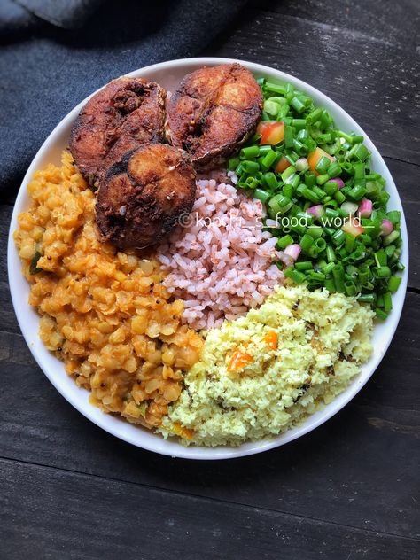 Sri Lankan Rice, Rice And Curry, Red Lentil Curry, Vegetarian Bowls, Sri Lankan Recipes, Healthy Food Menu, Onion Salad, Indian Cooking Recipes, Food World