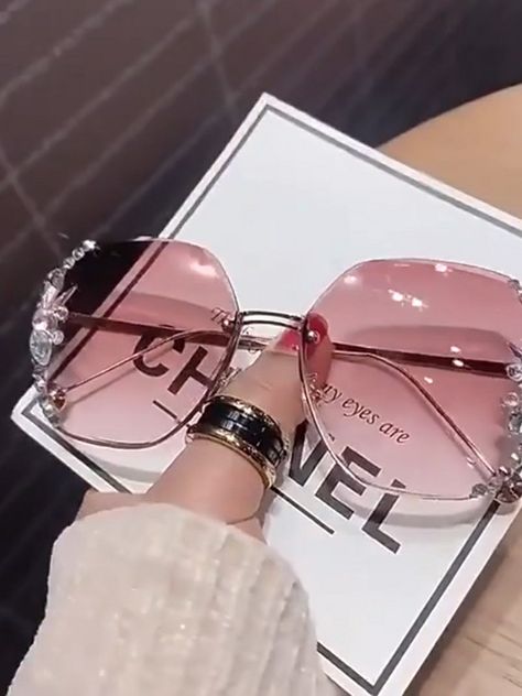 Sunglasses For Beach, 2022 Sunglasses, Fashion Glasses For Women, Diamond Sunglasses, Classy Glasses, Luxury Glasses, Woman Sunglasses, Trendy Glasses, Sunglasses Women Fashion