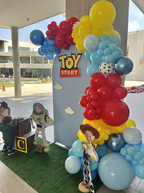 1st Birthday Boy Toy Story Theme, Toy Story Party Backdrop, Jesse Toy Story Party Ideas, Toy Story Arch, Toy Story Balloon Arch, Toy Story Backdrop Ideas, Woody And Jessie Birthday Party, Toy Story Pinata, Toy Story First Birthday