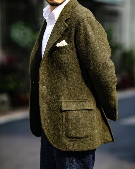 Saturdays, continuing the casual streak in jeans with this textural green Harris Tweed jacket. Tweed Jacket Outfit Mens, Green Tweed Jacket Outfit, Tweed Blazer Men, Tweed Jacket Men, Sport Coat Outfit, Tweed Jacket Outfit, Tweed Men, Harris Tweed Jacket, Thriller Novels