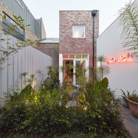 Melbourne-based property by Fieldwork architects with a smart use of space Roman Columns, Small Courtyards, Period Property, Victorian Terrace, Painting Studio, New Homeowner, Bright Future, Open Plan Living, Terrace House