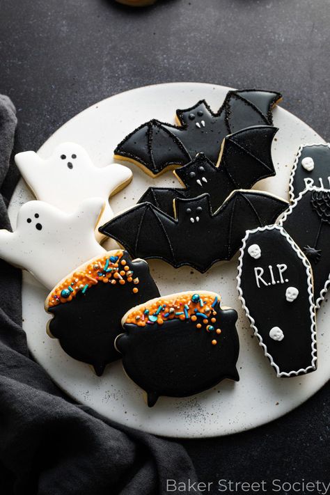 Halloween Cookies Royal Icing Recipe, Flooded Halloween Cookies, Caldron Halloween Cookies, Spider Cookies Royal Icing, Halloween Cookies And Cupcakes, Bat Cookies Halloween, Halloween Cookies With Royal Icing, Frosted Halloween Cookies, Mummy Cookies Royal Icing