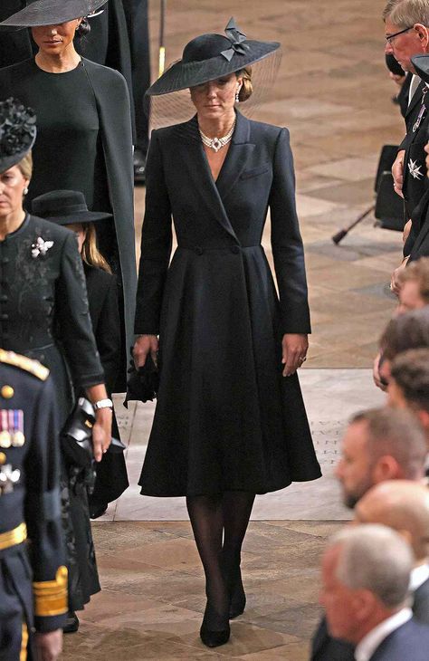 Kate Middleton Inspired Outfits, Kate Middleton Style Formal, Queen Elizabeth Dress, Wales Fashion, Kate Middleton Style Dresses, Kate Middleton Fashion, Kate Middleton Stil, Kate Middleton Queen, Kate Middleton Style Outfits