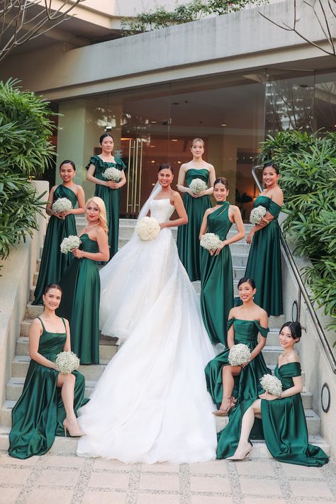 Bridesmaid Dresses Green Emerald, Cute Green Bridesmaid Dresses, Verde Bridesmaid Dresses, Green Theme For Wedding, Gold Green Bridesmaid Dresses, Green Emerald Bridesmaid Dresses, Wedding Dresses And Bridesmaids, Emerald Green Wedding Theme Bridesmaid, Emerald Green Dress For Wedding