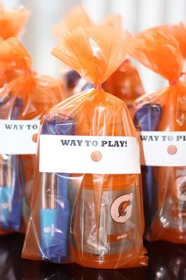 Confessions of a Sports Mama: Team Mama Idea: Basketball Post-Game Snacks Basketball Team Snacks, Basketball Snacks, Basketball Treats, Soccer Snacks, Basketball Party Favors, Sports Snacks, Basketball Senior Night, Basketball Team Gifts, Team Snacks