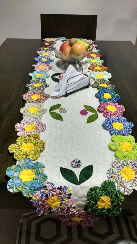 13 Ideas de caminos de mesa hechos con flores de retazos de tela Advanced Sewing Projects, Free Patterns Knitting, Crochet Runner, Hexagon Quilt Pattern, Diy Placemats, Crochet Placemat, Silk Ribbon Embroidery Patterns, Christmas Fabric Crafts, Crochet Table Runner Pattern