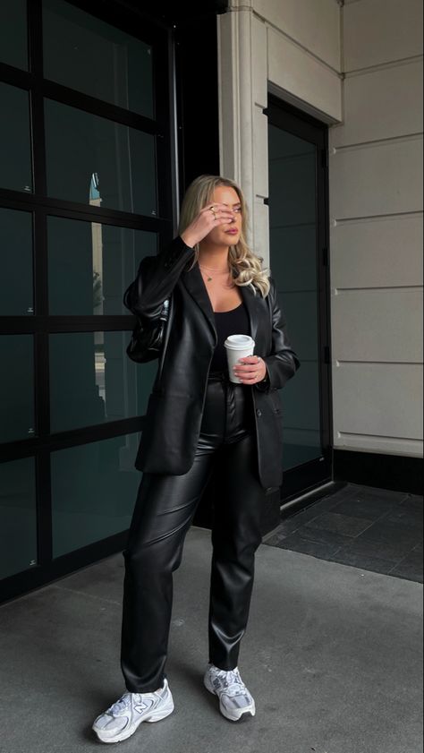 Blazer Outfits Street Style, Trousers Outfit Casual, Black Bodysuit Outfit, Leather Trousers Outfit, Matilda Djerf Style, Trousers Outfit, Black Leather Blazer, Leather Pants Outfit, Academia Style