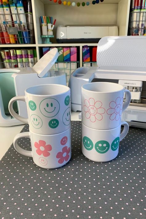 Personalized Mugs Diy, Circuit Mug Ideas, Mug Cricut Ideas, Cricut Coffee Mug Ideas, Cricut Mug Press Ideas, Cricut Mug Ideas, Mug Press Designs, Personalize Mugs, Make Your Own Mug