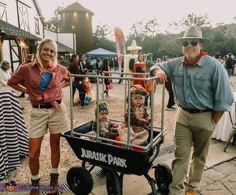 Family Halloween Photoshoot, Family Costumes For 3, Jurassic Park Costume, Family Themed Halloween Costumes, Halloween Costumes For Family, Themed Halloween Costumes, Halloween Costumes For 3, Hallowen Costume, Diy Kostüm