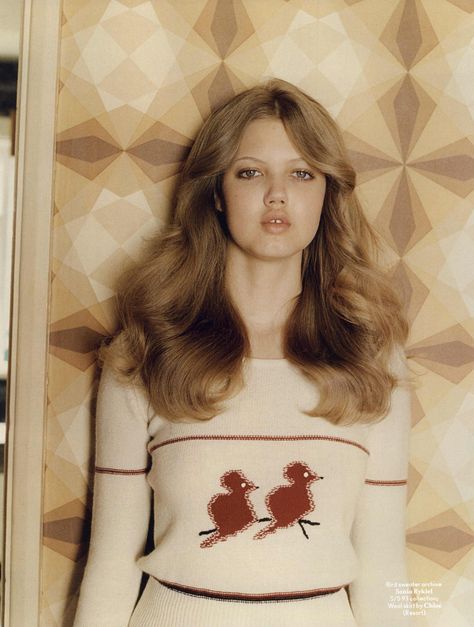 I'm loving these soft, '70s-style waves on Lindsey Wixson… 70s Hair And Makeup, 70’s Hair, 1970s Hairstyles, Vintage Editorials, 70s Girl, Lindsey Wixson, 70s Hair, 70s Inspired Fashion, Retro Hairstyles