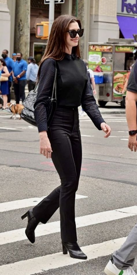 Anne Hathaway Style Outfits, Anna Hathaway Outfit, Ann Hathaway Outfit, Anne Hathaway The Intern Outfits, Anne Hathaway Style Casual, Anne Hathaway Aesthetic, Anne Hathaway Casual Outfits, Anne Hathaway Best Looks, Anne Hathaway The Idea Of You Outfits