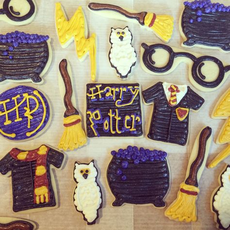 Harry Potter cookies #sweetpaisleycookies Harry Potter Buttercream Cookies, Harry Potter Sweets, Movie Cookies, Harry Potter Cookies, Decor Cookies, Nimbus 2000, Buttercream Cookies, Frosted Cookies, Buttercream Decorating