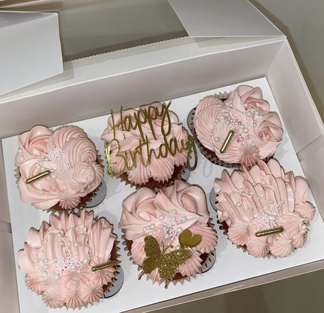 18th Birthday Cupcakes Ideas, 20th Birthday Cupcakes, 21st Birthday Cake Alcohol, Birthday Baddie, Frosting Designs, Cake Luxury, Easy Cupcakes Decoration, Birthday Cake Roses, Buttercream Designs