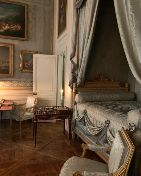 Royal Interior Aesthetic, Rococo Aesthetic Bedroom, Royalty Bedroom, 1800s Bedroom, Chateau Bedroom, Manor Bedroom, Mansion Bedroom, Baroque Interior, Chateaux Interiors