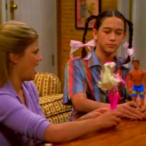 Robin's Origin Story. Yes. That is Joseph Gordon-Levitt. When he was on 3rd Rock from the Sun. 3rd Rock From The Sun, Joseph Gordon, Joseph Gordon Levitt, Class Of 2018, 90s Kids, Perfect Man, Bones Funny, Make Me Smile, I Laughed