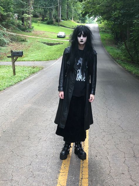 Metalhead Goth Outfit, Goth Grunge Fashion, Goth Matching Outfits, Trad Goth Outfit Inspiration, Punk Outfits Casual, Goth Metal Outfit, 90s Goth Men, Casual Metalhead Outfit, 90s Metal Fashion