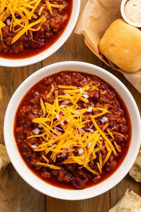 Is it just us or does Texas Roadhouse have the BEST chili?! Skip the line and make a big batch at home with this Texas Roadhouse chili copycat recipe! Super savory, filling, and just perfectly spiced, make sure you top your bowl with shredded cheddar and chopped red onions… but don’t forget the rolls! Chili Recipe Texas Roadhouse, Homemade Texas Chili Recipe, Texas Roadhouse Chili Copycat, Texas Roadhouse Chilli, Texas Roadhouse Chili Recipe No Beans, Best Red Chili Recipe, Copycat Texas Roadhouse Chili Recipe, Authentic Texas Chili Recipe, Outback Chili Recipe