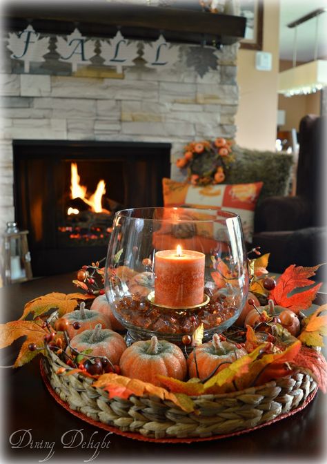 Do you struggle with what to put on your coffee table for a seasonal centerpiece?  In my opinion, it can't be too large, needs to be easil... Coffee Table Centerpiece, Fall Coffee Table, Wallpaper Macbook, Fall Table Centerpieces, Tafel Decor, Coffee Table Centerpieces, Thanksgiving Decorations Diy, Fall Thanksgiving Decor, Fall Deco