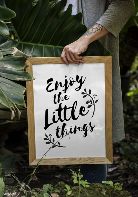 Closeup of woman's hand holding a Picture Frame with a quote on it | premium image by rawpixel.com Lower Hip Tattoos, Mockup Ideas, Picture Frame Quotes, Photo Frame Images, Frames Decor, Mom Quotes From Daughter, Art Photoshoot, Feather Drawing, Doodle Quotes