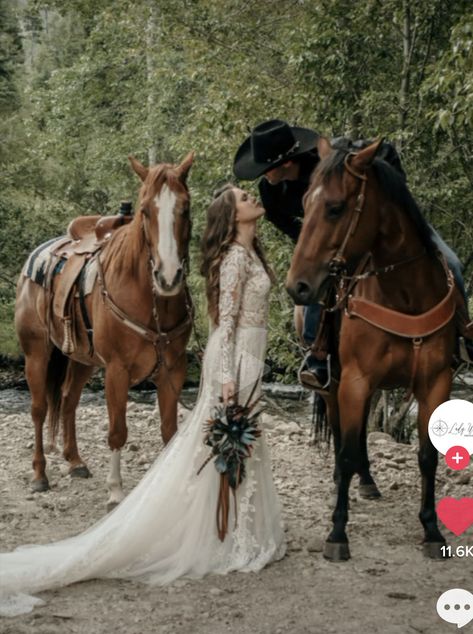 Bride With Horse, Western Groom, Boho Western Wedding, Cowboy Groom, Western Bride, Country Wedding Pictures, Wedding Horse, Cowgirl Bride, Country Western Wedding