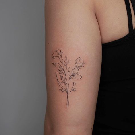 Ali on Instagram: “Delicate flowers ♥” Floral Tattoo Simple, Men Floral Tattoo, Floral Tattoo Drawing, Floral Tattoo Forearm, Simple Floral Tattoo, Delicate Floral Tattoo, Floral Arm Tattoo, Delicate Flower Tattoo, Simple Flower Tattoo