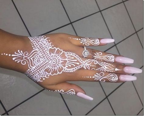 White henna designs for dark skin tones Tattoo Designs Dark, Festival Body Art, White Henna Tattoo, White Henna Designs, Henna Inspo, Red Henna, Henna Wedding, Henna Tattoo Hand, Modern Henna