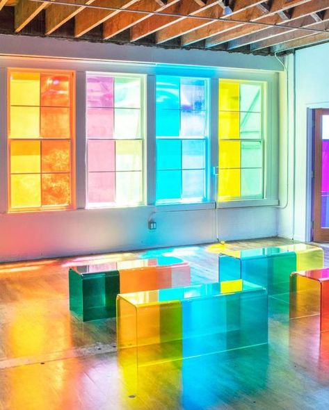 10 Bold, Colorful Pop-Up Art Installations That Are Totally On-Trend Right Now Arte Pop Up, Color Factory, New York Summer, Pop Up Art, Interactive Display, Interactive Art, Glass Blocks, Art Installation, Pop Up Store