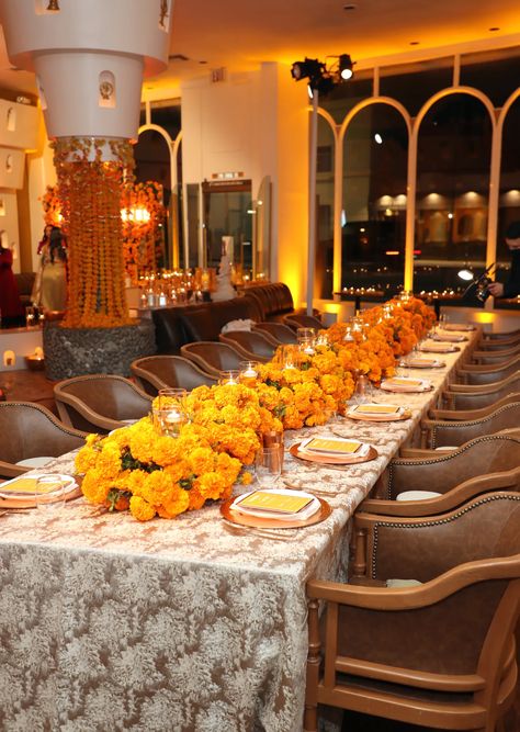 Indian Dinner Party Decorations, Diwali House Party Ideas, Diwali Party Decoration, Diwali Party Table Decor, Diwali Dinner Table Decor, Diwali Table Setting, Diwali Table Decorations, Diwali Party Decorations, Diwali Table Decor