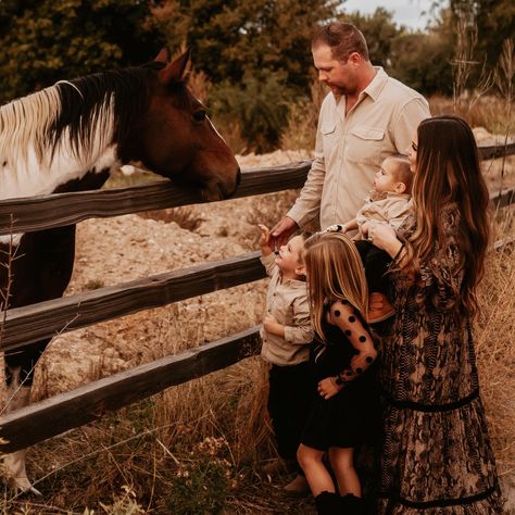 It don’t get more Idaho than thiiiiiis 📸 Dewey Family, 2024 | #stealmyheart #eagleid #boisephotographer #eaglefamilyphotographer #boisefamilies #staridaho #treasurevalleyphotographer #emotivefamilyphotography #fineartfamilyphotography #idahohasmyheart #littlemomentslikethis Fall Family Photos With Horses, Family Photos With Horses, Barn Family Pictures, Photos With Horses, Golden Hour Family Photos, Horse Pics, Fall Family Photos, Horse Barn, Fall Family