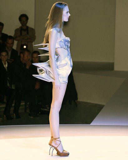 Space Fashion Futuristic, Structure Clothing, Structured Fashion, Hussein Chalayan, Sci Fi Fashion, Space Fashion, Futuristic Fashion, Dance Fashion, Out Of This World