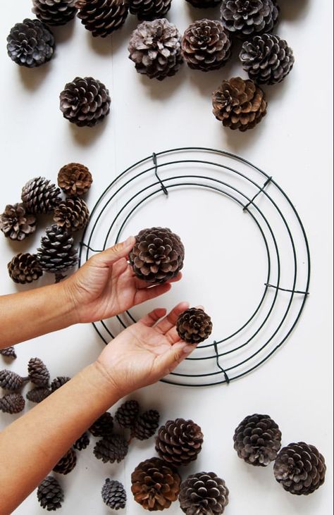 Diy Pinecone Wreath, Cones Diy, Christmas Decorations Centerpiece, Pine Cone Art, Christmas Pine Cones, Cone Crafts, Diy Pinecone, Easy Diy Wreaths, Pine Cone Decorations