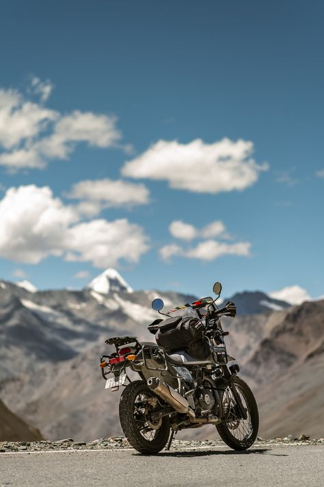 Himalayan Wallpaper Hd, Ladhak Wallpaper, Himalayan Royal Enfield, Images For Valentines Day, Enfield Himalayan, Mountain Images, Leh Ladakh, Outdoor Buildings, Motorcycle Pictures