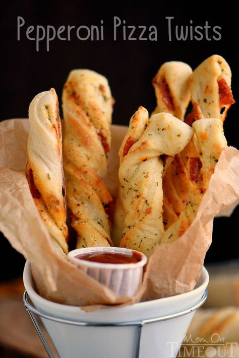 Perfect for game day celebrations or a fun, kid-friendly dinner, these Pepperoni Pizza Twists are guaranteed to become a new family favorite! Easy, cheesy, awesomeness! Maple Meatballs, Pizza Twists, Cheesy Pizza, Fingerfood Party, Twisted Recipes, Kid Friendly Dinner, Easy Cheesy, Football Food, Snacks Für Party