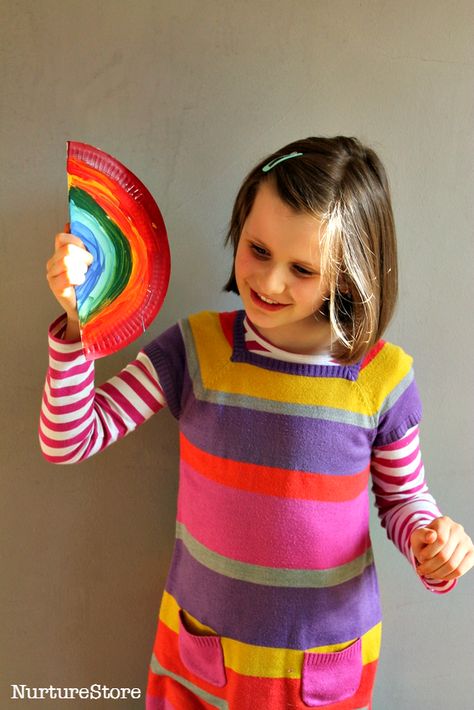 paper plate musical instrument craft :: easy noise maker Music Eyfs, Diy Instrument, Musical Shakers, Instrument Craft, Secular Homeschool, Homemade Musical Instruments, Rockstar Birthday, Afternoon Crafts, Wild Rumpus