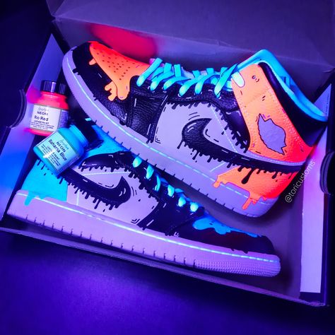 Hi! I make custom shoes to order. You can find me on instagram toricustoms :) Costume Jordans Shoes, Customized Nike Shoes Jordans, Custom Sneakers Ideas, Shoes Air Jordans, Custom Jordan 1, Custom Jordan Shoes, Cool Nike Shoes, Jordan Custom, Custom Jordan