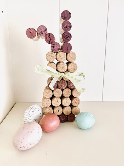 Wine Cork Bunny, Easter Cork Crafts, Wine Cork Easter Crafts, Spring Wine Cork Crafts, Wine Cork Spring Crafts, Wine Cork Animals Diy, Wine Cork Easter Bunny, Wine Cork Shamrock, Wine Cork Projects Wreaths & Garlands