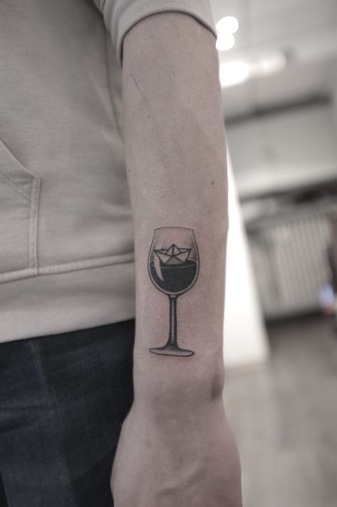 Tattoo par Roseline Bûcher, Strasbourg #tattoo #tatouage #blackwork #nuevomundo #strasbourg #dotwork #dot #glass #wine #vin #verre #origami #bateau #boat Wine Glass Tattoo, Tattoo Studio, Tattoo Art, Arm Tattoo, Blackwork, Geometric Tattoo, Tatting, Art Tattoo, Women's Fashion