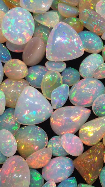 Piedras de colores Soulful Wallpaper, Irredescent Aesthetic, Holographic Art, Holographic Wallpapers, Crystal Aesthetic, Pretty Rocks, Minerals And Gemstones, Rocks And Gems, World Of Color