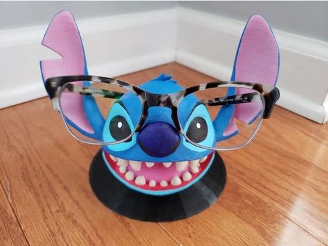 I am a self proclaimed Stitch lover and wanted something unique to hold my glasses on my desk. So I opted to remix this piece! Printed as two pieces with much needed supports! Sanded a little and painted with acrylics. Picture Cube, Eyeglass Holder Stand, 3d Printing Diy, 3d Printer Projects, 3d Printer Diy, 3d Printing Projects, Something Unique, Diy Holder, 3d Paper Crafts