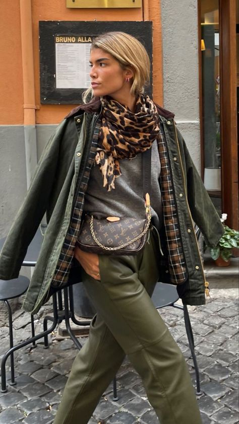 Barbour Jacket Women Outfit, Barbour Jacket Outfit, Barbour Jacket Women, English Country Fashion, Barbour Style, Barbour Women, Jacket Outfit Women, Green Pants, Looks Chic