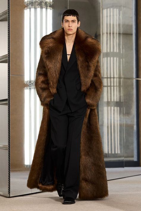 Mens Fancy Dinner Outfit, Glamour Bedroom, Look Disco, Fur Coat Men, Fur Coat Outfit, Mens Fur Coat, Christophe Lemaire, Mens Fur, Gareth Pugh