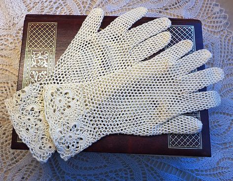 Lace Gloves Pattern, Crochet Lace Gloves, Victorian Crochet Patterns, Crochet Wrist Warmers, Glove Pattern, Crochet Gloves Pattern, Gloves Vintage, Gloves Pattern, Vintage Gloves