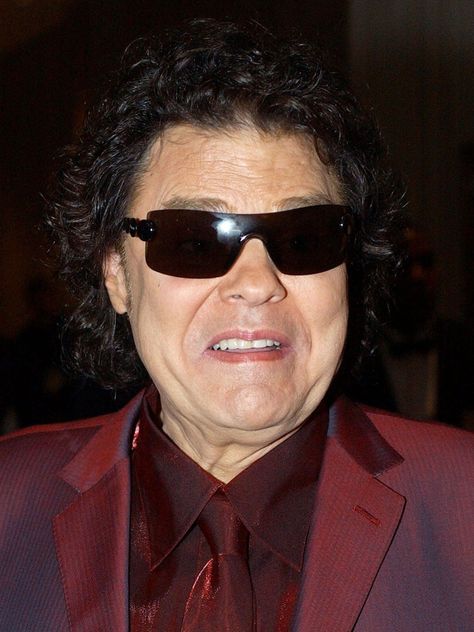 HAPPY 76th BIRTHDAY to RONNIE MILSAP!!   1 / 16 / 19   American country music singer and pianist who was one of country music's most popular and influential performers of the 1970s and 1980s. He became one of the most successful and versatile country "crossover" singers of his time, appealing to both country and pop music markets with hit songs that incorporated pop, R&B, and rock and roll elements. Happy 76th Birthday, Ronnie Milsap, 76th Birthday, Country Musicians, Carter Family, Rural America, Country Pop, Country Music Singers, American Country