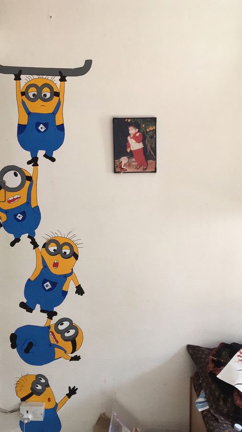 minions love wall painting by me Minion Room Decor, Cute Wall Painting, Simple Wall Painting Ideas, Wall Painting Ideas Aesthetic, Easy Wall Painting, Minion Painting, Lézervágott Fa, Simple Wall Paintings, Drawing Pics