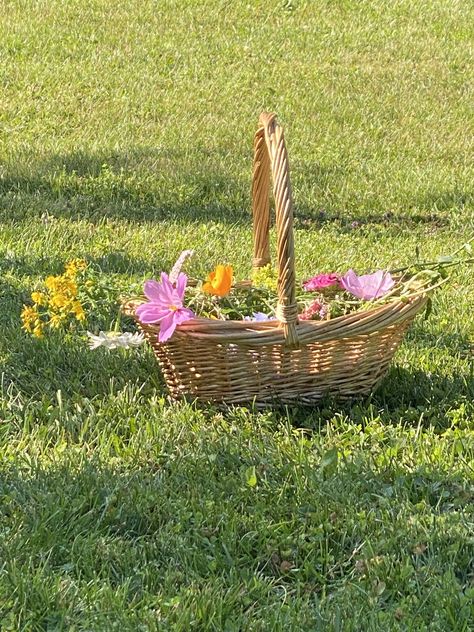 Flower Aesthetic Cottagecore, Basket Of Flowers Aesthetic, Flower Crown Cottagecore, Bright Cottagecore Aesthetic, Flowers In Basket Aesthetic, Cottagecore Picnic Basket, Wicker Basket Flowers, Flowers In Picnic Basket, Flower Garden Picnic