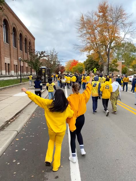 Maize Out Michigan Outfit, College Tailgate Aesthetic, Umich Tailgate, Tailgate Photos, Tailgate Pictures, Umich Gameday, Tailgate Aesthetic, Umich Aesthetic, Boyfriend Photoshoot