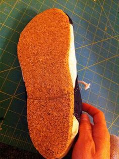 Homemade Shoes, Make Your Own Shoes, Diy Sandals, Diy Slippers, Diy Kosmetik, Shoe Making, Felt Shoes, Shoes Diy, Boots Patterns